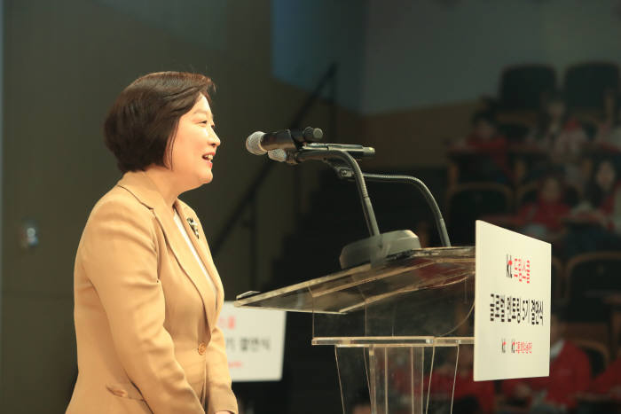 'KT 드림스쿨 글로벌 멘토링' 결연식에 참석한 KT 지속가능경영센터 이선주 상무