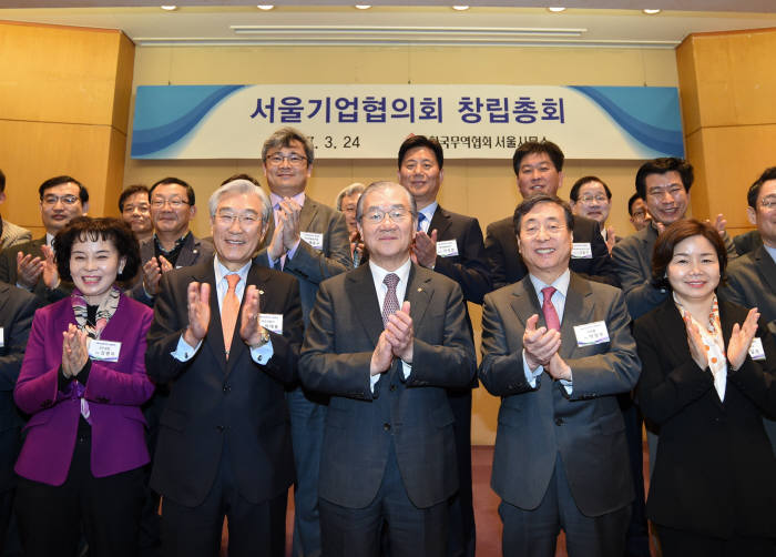 한국무역협회(회장 김인호)는 24일 코엑스에서 서울기업협의회 창립총회를 개최한 가운데, 주요 참석자들이 기념사진을 촬영하고 있다. (아래줄 왼쪽부터 김명자 보우실업 회장, 이태용 무역협회 서울기업협의회 회장(아주산업 부회장), 김인호 무역협회 회장, 박정부 한웰 회장)