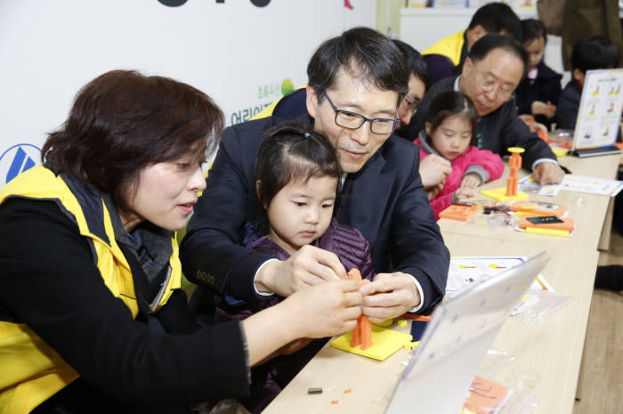 강남훈 에너지공단 이사장(가운데)이 에너지자립 공부방 1호에서 어린이와 함께 탁상용 태양광 등을 조립했다.