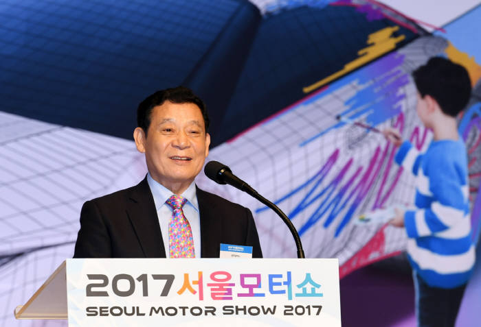 윤장현 광주시장이 31일 서울 킨텍스에서 열린 2017 서울모터쇼 개막식에서 축사를 통해 광주의 친환경자동차 사업과 광주형 일자리를 소개하고 미래의 변화에 발 빠른 대응을 강조하고 있다.