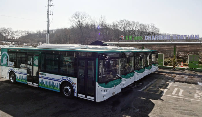 김포시 선진운수가 시범 운행 중인 에빅 전기버스와 전용 충전소.