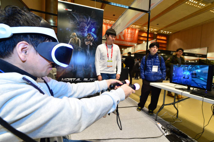 VR엑스포에서 관람객이 게임을 체험하고 있다.