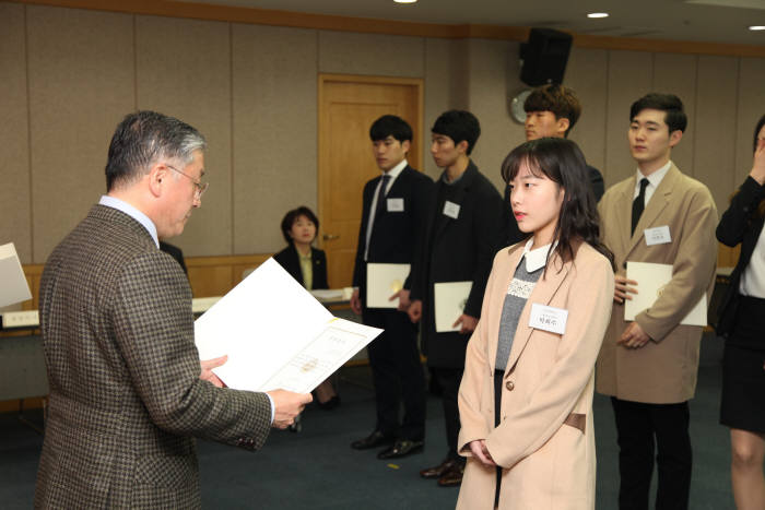 오뚜기재단 장학증서 수여식에서 함영준 오뚜기재단 이사장이 장학생에게 증서를 수여하고 있다.