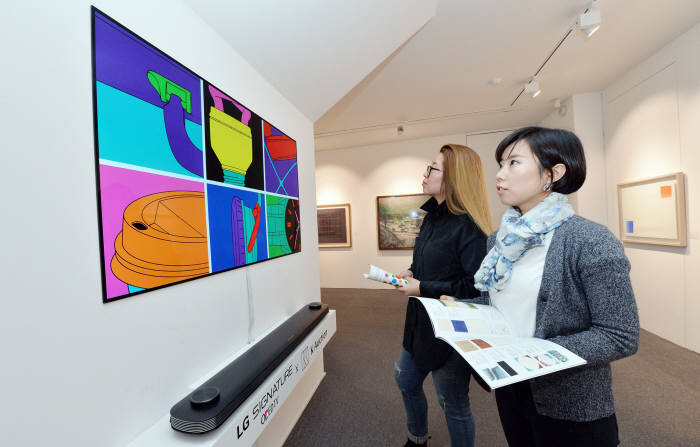 LG전자가 서울시 강남구 케이옥션 아트타워 전시장에 'LG SIGNATURE(시그니처) 올레드 TV W'를 설치하고, 경매 출품 미술작품을 소개한다. 관람객들이 LG 시그니처 올레드 TV W를 통해 경매 출품 작품을 살펴보고 있다.