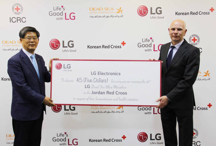 LG전자는 3일(현지시간) 요르단 수도 암만에 위치한 LG전자 레반트법인에서 요르단 적십자와 사해마라톤 지원 양해각서를 교환하고, 오는 14일 열리는 사해마라톤 참가자 1인당 5달러씩을 기부하기로 했다. 이충학 LG전자 지원부문장 부사장(왼쪽)과 푸흐니예 페드릭 요르단 적십자 대표가 기념촬영 하고 있다.