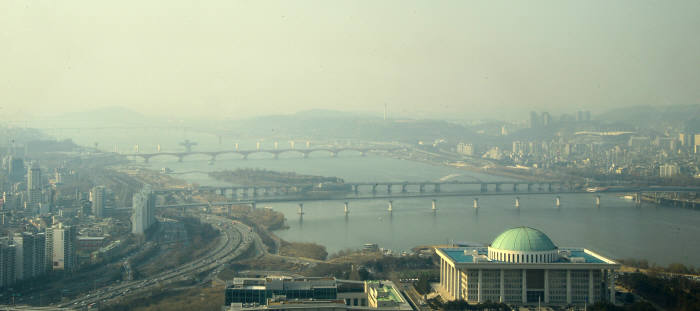 미세먼지로 뒤덮힌 서울 시내.