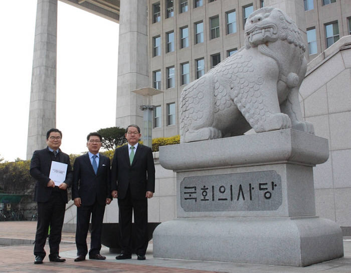 (사진 왼쪽부터)박양균 중견련 정책본부장, 반원익 중견련 상근부회장, 강호갑 중견련 회장이 국회의사당에서 기념촬영했다.