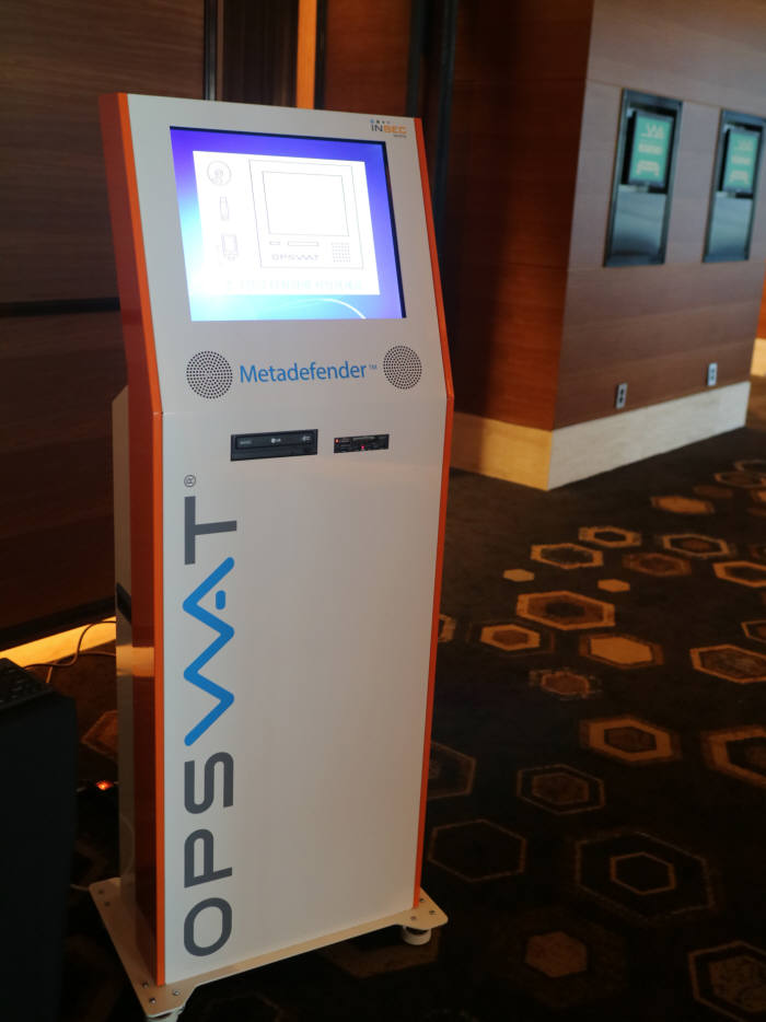 옵스왓 '메타디펜더 키오스크'는 발전소 등 폐쇄망 환경에서 안전한 휴대용 저장매체 이용을 돕는 검역소 역할을 한다. 메타디펜더 코어서버로 저장매체 속 파일을 검사하고 내부망으로 이동을 통제·관리한다.