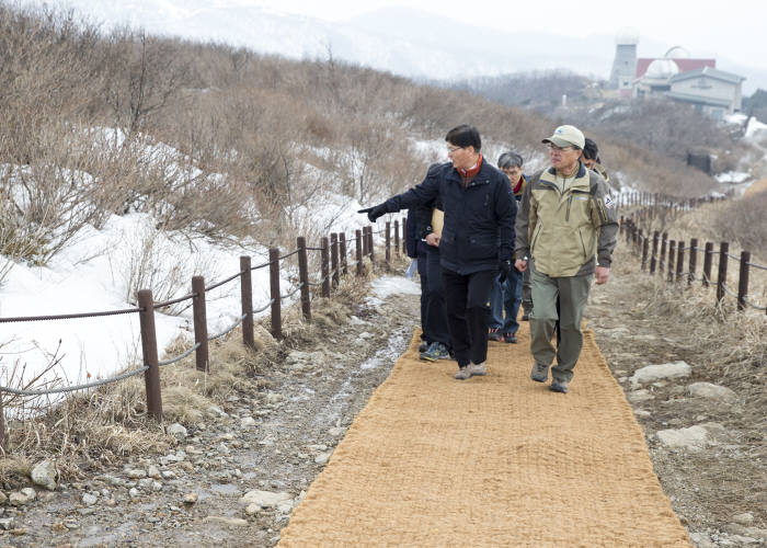 조경규 환경부 장관(맨 앞줄 왼쪽)이 소백산국립공원을 방문해 해빙기 탐방로 안전을 점검했다.