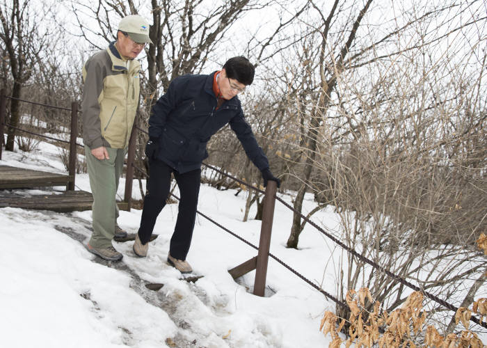 조경규 환경부 장관(오른쪽)이 소백산국립공원을 방문해 해빙기 탐방로 안전을 점검했다.