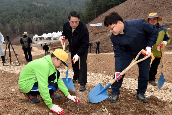 김재수 농림축산식품부장관(가운데)과 신원섭 산림청장(오른쪽)이 5일 '제72회 식목일'을 기념해 나무를 심고 있다.