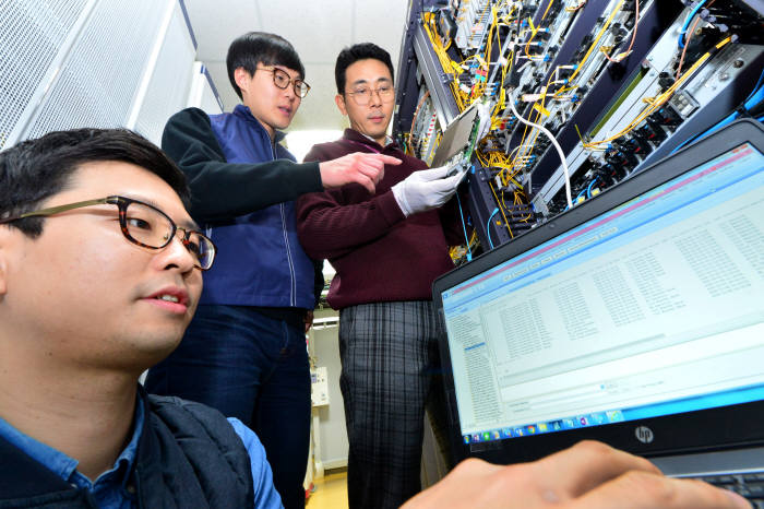 협대역 사물인터넷(NB-IoT) 기술 기준이 확정되면서 KT와 LG유플러스가 NB-IoT 상용 서비스를 준비하고 있다. 서울 마포구 상암동 소재 LG유플러스의 연구원이 NB-IoT 장비를 점검하고 있다. 사진=윤성혁기자 shyoon@etnews.com