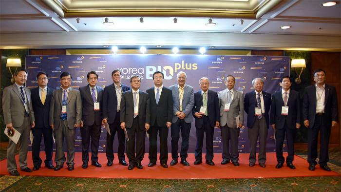 작년 한국바이오협회가 주최한 코리아 바이오플러스 행사에서 서정선 한국바이오협회장(왼쪽 여섯번째)을 비롯해 관련 기관, 해외 관계자가 기념 촬영했다.