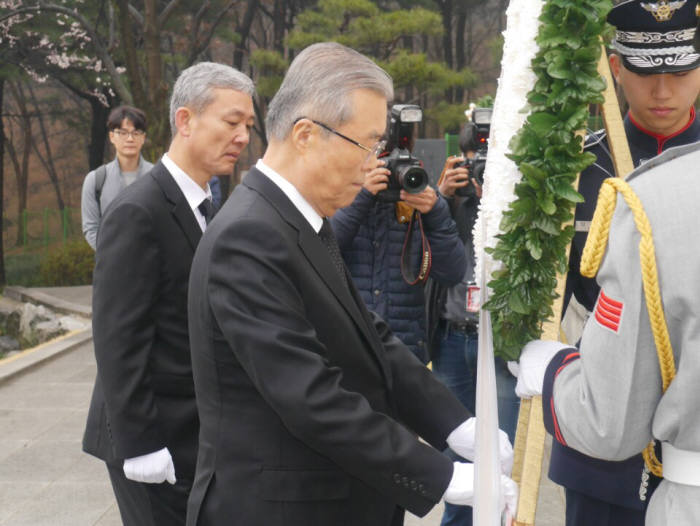 [선택2017]김종인 대선 후보, 현충원 참배로 대권행보 첫걸음