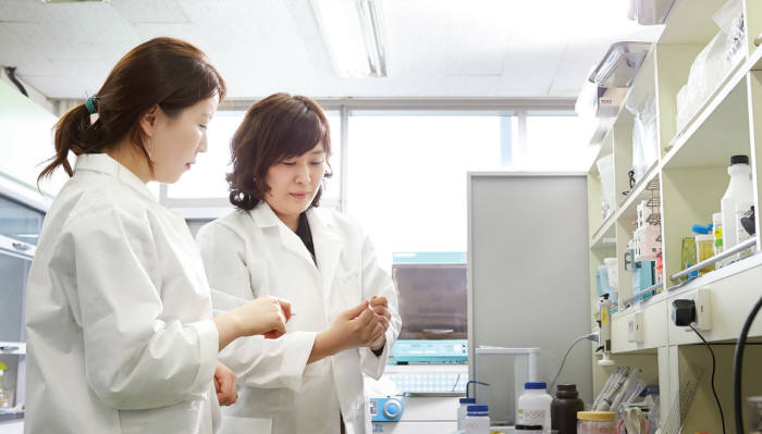 김태희 한국생산기술연구원 산업융합섬유그룹 선임연구원이 연구실에서 임시 피부 개량 연구를 진행하고 있다.