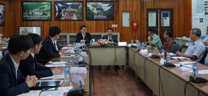 6일 라오스 비엔티안에서 개최된 한-라오스 친환경에너지타운 국제 워크숍에서 강남훈 한국에너지공단(왼쪽에서 4번째) 이사장이 모두인사를 하고 있다.