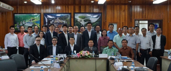 6일 라오스 비엔티안에서 개최된 한-라오스 친환경에너지타운 국제 워크숍에서 강남훈 한국에너지공단 이사장, 라오스 시나파 소우파노우봉 차관(앞줄 왼쪽 세 번째부터) 등 참가자들이 기념촬영했다.