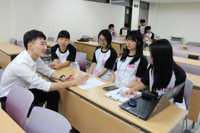 SK테크엑스는 중소기업청과 공동으로 청소년 대상 국내 최대 어플리케이션(앱) 개발 경진대회인 '스마틴 앱 챌린지 2017'을 개최한다고 10일 밝혔다.