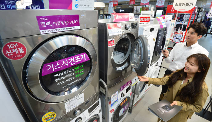 의류건조기가 입소문을 타면서 필수 가전제품이 되고 있다. 10일 서울 롯데하이마트 대치점의 의류건조기 판매 코너. 김동욱기자 gphoto@etnews.com