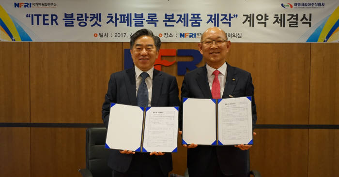 김기만 국가핵융합연구소 소장(좌), 강삼수 이엠코리아 대표이사(우)