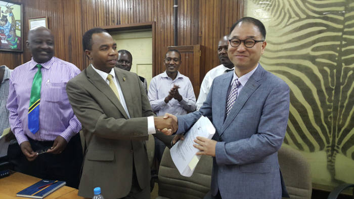 코레일 해외사업단 이계승 부장과 탄자니아 철도시설공사 마산자 카도고사(Mr. Masanja K. Kadogosa) 사장(Managing Director)이 계약서 서명 후 악수를 나누고 있다.