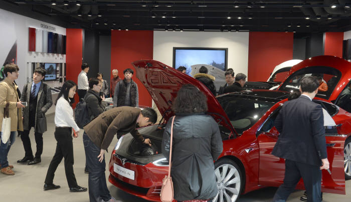 지난 3월 15일 신세계 스타필드 하남에 오픈한 테슬라 한국 매장 모습.