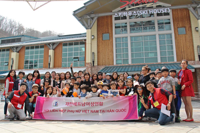 서브원이 11일 경기도 광주시 화담숲에서 베트남 다문화가정 가족과 함께 '사랑나눔 화담숲 소풍행사'를 가졌다. 행사에 참여한 베트남 다문화가족 등 80여명이 기념촬영했다.