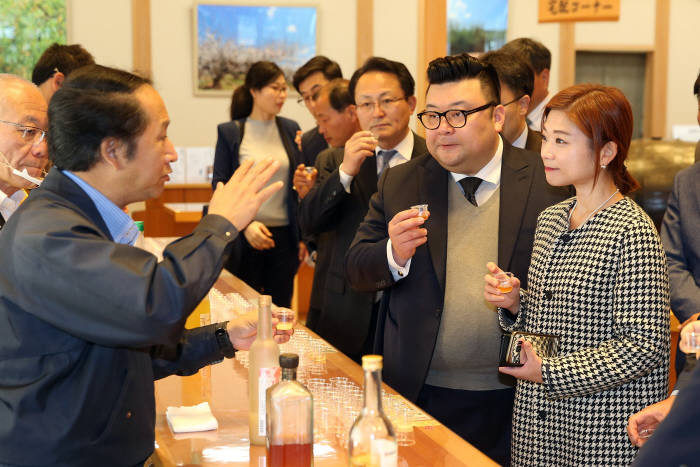 지난 10일 일본 와카야마현 나카다 식품을 방문한 보해양조 임지선 대표(맨 오른쪽)와 김봉규 서울본부장이 관계자로부터 매실 제품에 대한 설명을 듣고 있다.