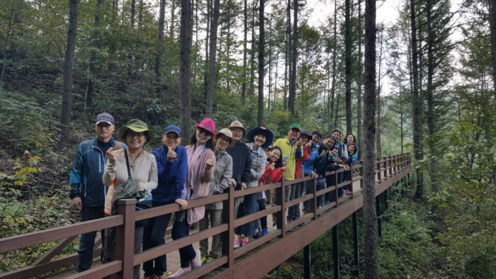 국립산림치유원의 산림치유 프로그램에 참여한 일반인들이 기념촬영했다