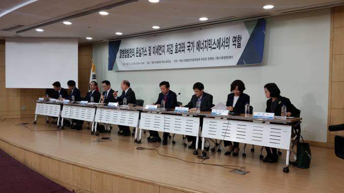 2일 국회의원회관에서 열린 '열병합발전의 온실가스 및 미세먼지 저감 효과와 국가 에너지믹스에서의 역할' 세미나에 참석한 패널들이 열병합 지속가능성에 대해 토론하고 있다.