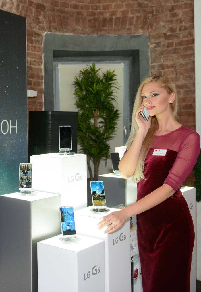 러시아 모델들이 LG G6를 소개하고 있다.