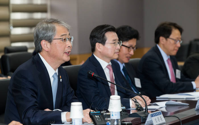 임종룡 금융위원장은 13일 정부서울청사에서 시중은행 은행장들과 기업구조조정 관련 간담회를 개최하고 '신 기업 구조조정 방안'을 확정했다.