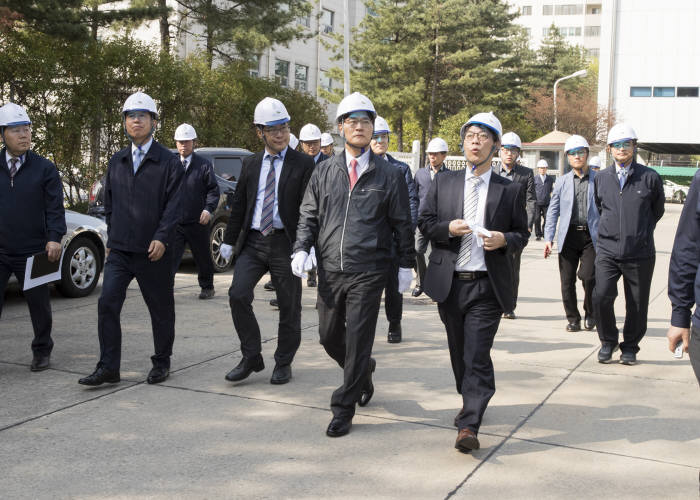 조경규 환경부 장관(가운데)이 13일 서울 목동집단에너지 시설과 양천자원회수시설을 방문해 미세먼지 비상저감조치 발령 준비상황을 점검했다. 조 장관은 수도권 고농도 미세먼지 발생시 사업장 운영을 단축함으로써, 단기적인 미세먼지 저감의 실효성을 제고할 수 있도록 노력해 줄 것을 당부했다.