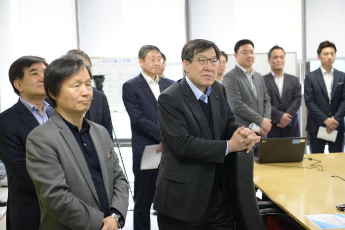 권오준 포스코 회장(가운데)이 판교 포스코ICT를 방문해 스마트시티 사업추진 상황을 듣고 있다.