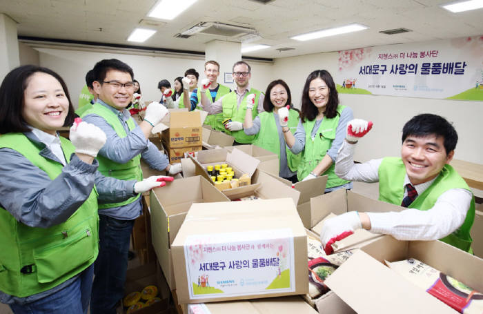 지멘스 '더 나눔 봉사단'은 14일 서울 서대문종합사회복지관을 찾아 '사랑의 물품 배달' 활동을 펼쳤다.