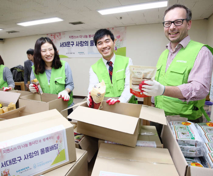 지멘스 '더 나눔 봉사단'은 14일 서울 서대문종합사회복지관을 찾아 '사랑의 물품 배달' 활동을 펼쳤다.