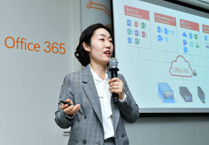 유현경 한국MS 오피스 마케팅 총괄 이사가 17일 서울 광화문 한국MS 본사에서 기자간담회를 갖고 오피스365 주요 기능을 설명하고 있다. 한국MS 제공
