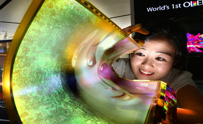 2014년 LG디스플레이가 선보인 세계 최초 18인치 플렉시블 OLED (사진=전자신문DB)