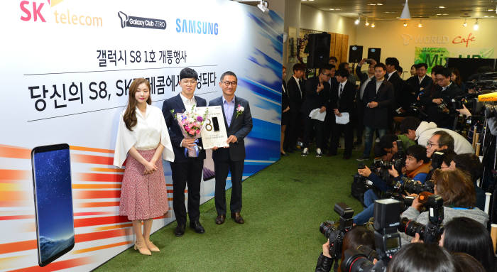 피겨여왕 김연아, SKT 1호 개통 고객과 포즈