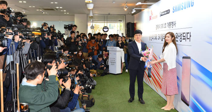 피겨여왕 김연아, SKT 1호 개통 고객과 포즈