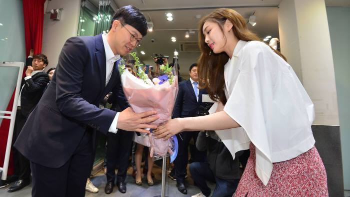 피겨여왕 김연아, SKT 1호 개통 고객과 포즈