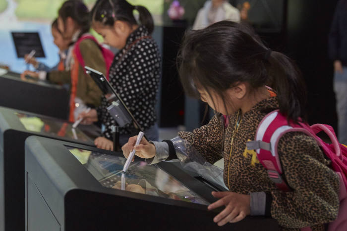 넥슨 메이플스토리 연구소 전시관 체험하는 아이들.jpg