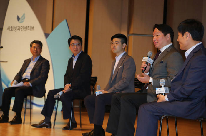 20일 연세대학교 백주년기념관에서 열린 '제2회 사회성과인센티브 어워드' 에서 최태원 SK그룹 회장(오른쪽 두번째)이 토크 콘서트 에 참석, 사회성과인센티브의 성과와 발전 방향에 대해 패널과 이야기를 나누고 있다. 사진 왼쪽부터 최광철 SK 사회공헌위원장, 정도진 중앙대 경영학과 교수, 김동호 한국신용데이터 대표, 최태원 SK 회장, 진락천 동부케어 대표