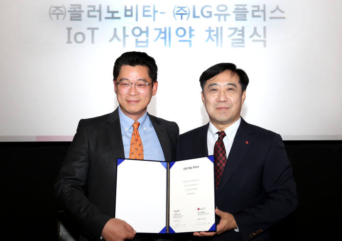 이한응 콜러노비타 사장(왼쪽)과 안성준 LG유플러스 IoT 부문장이 IoT 비데 사업 계약을 체결했다.