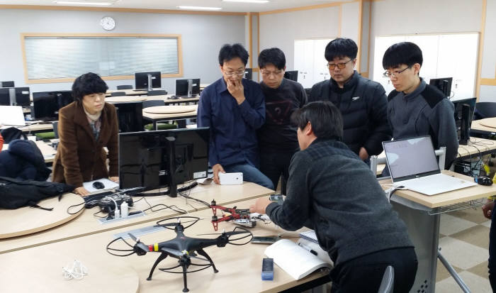 영진전문대학 ICT융합기술센터가 직장인을 대상으로 스마트폰을 이용한 드론 프로그래밍 실습교육을 하는 모습.