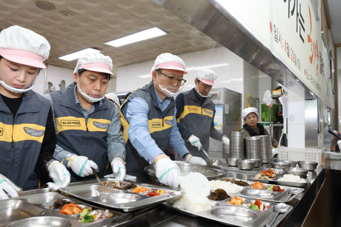 신홍섭 KB국민은행 소비자브랜드전략그룹대표(왼쪽 세번째)와 국민은행 임직원들이 찾아가는 희망릴레이 봉사활동을 펼쳤다.