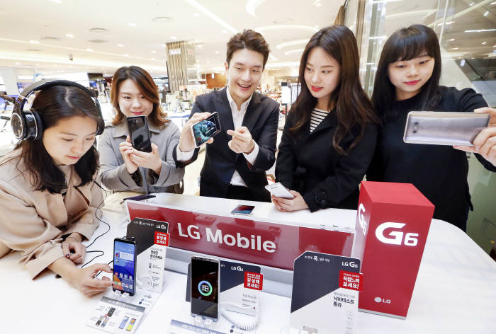 고객들이 영등포 롯데백화점 LG G6 체험존에서 제품을 체험하고 있다.