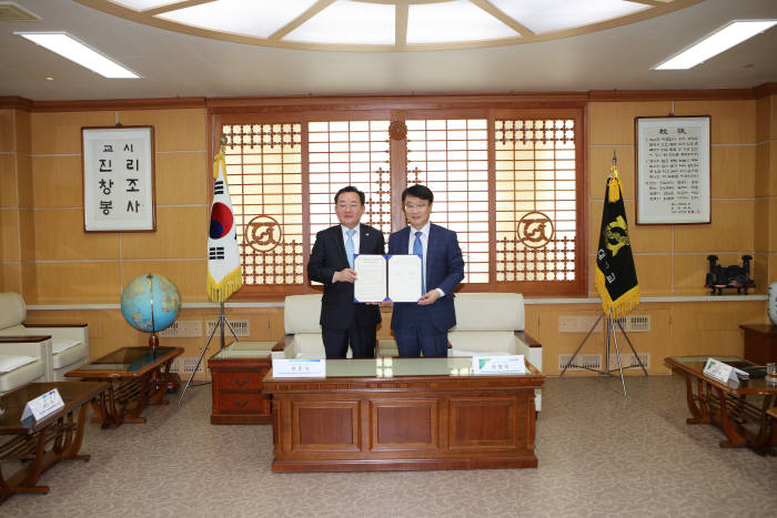 정병석 전남대 총장(오른쪽)과 이준석 한국발명진흥회 상근부회장이 협약을 체결하고 있다.