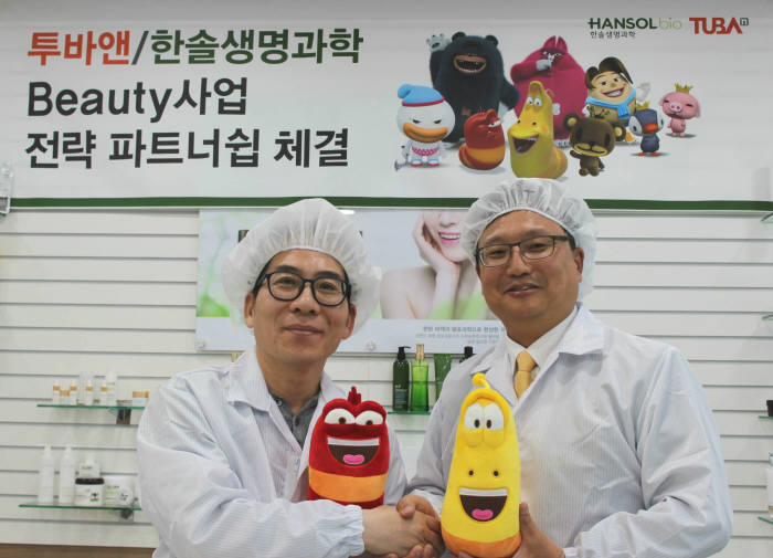 왼쪽부터= 김광용 투바앤 대표, 신형석 한솔생명과학 대표.