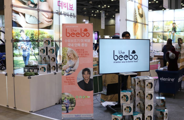 국내 최대 육아용품 전시 박람회 '코베 베이비페어'에서 핸즈프리 젖병홀더 더비보가 소개돼 눈길을 끌었다.
